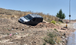 Eskişehir’de Toprak Yola Savrulan Araçtaki 2 Kişi Faciadan Kıl Payı Kurtuldu!