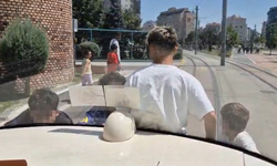 Eskişehir’de Tramvayın Arkasına Asılan Çocukların Tehlikeli Yolculuğu