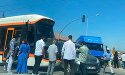 Eskişehir’de Tramvayla Aracın Çarpıştığı Kazada Faciadan Dönüldü!