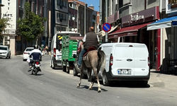 Eskişehir Trafiğinde Atlı Yolculuk Görenleri Şaşkına Çevirdi
