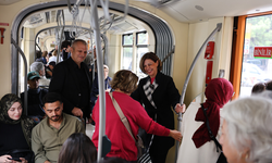 Başkan Ünlüce’den Anlamlı Farkındalık! İşe Tramvayla Gitti