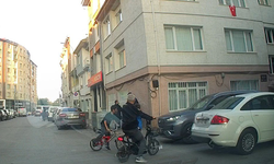Eskişehir’de Bisikletli Çocuk Aracın Altında Kalmaktan Son Anda Kurtuldu!