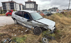 Eskişehir’de Park Halindeki Aracı Hurdaya Çeviren Sürücü Arkasına Bakmadan Kaçtı!