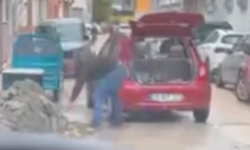 Eskişehir’de Pes Dedirten Görüntü! Kaldırım Taşlarını Bagaja Doldurdu!