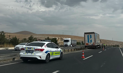 Eskişehir’de Tırın Bariyerlere Çarptığı Kazada Faciadan Dönüldü!
