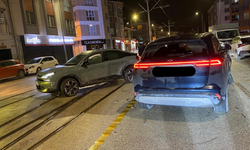 Eskişehir’de Tramvay Yolu Üzerinde Korkutan Kaza!