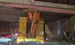 Eskişehir’de Üst Geçide Sıkışan Tır Trafiği Altüst Etti!