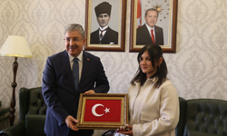 Eskişehir’de Yerdeki Türk Bayrağını Kaldıran Kurye Valilikte Ağırlandı