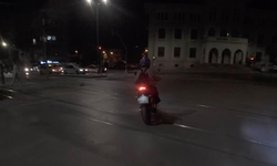 Eskişehir’de Yolu Şaşırarak Ters Yöne Giren Motosikletli Kameraya Yansıdı!