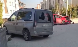 Eskişehir’de İki Aracın Çarpıştığı Kazada Otomobil Hurdaya Döndü!