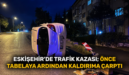 Eskişehir’de trafik kazası; Önce tabelaya ardından kaldırıma çarptı