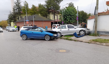 Eskişehir’de trafik kazası! İki otomobil yol kenarına savruldu