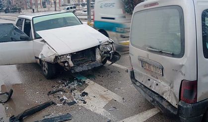 Eskişehir'de trafik kazası; Işıkta bekleyen araca çarptı!
