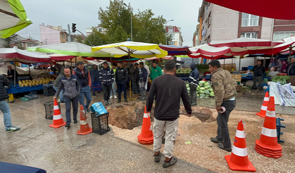 Eskişehir'de Yol Çöktü: Pazar Yerinde 2 Metre Derinliğinde Çukur Oluştu!