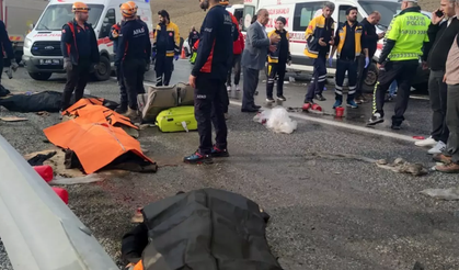 Katliam Gibi Kaza! Minibüsle Kamyonet Çarpıştı Ortalık Can Pazarına Döndü