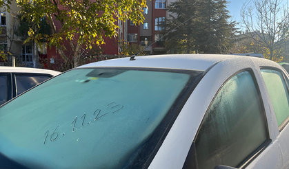 Eskişehir’de Araç Camları Soğuktan Buzla Kaplandı!