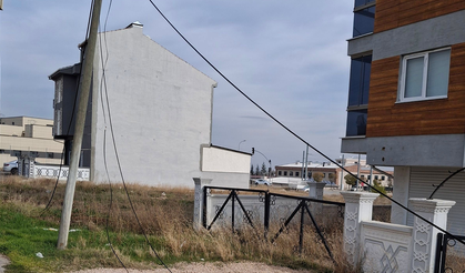 Eskişehir'de Devrilen İnternet Direği Tehlike Saçıyor!