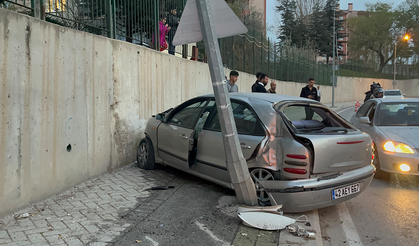Eskişehir’de Direğe Çarpıp Savrulan Araç Hurdaya Döndü!