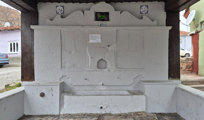 Eskişehir'de Tarihi Çeşme Adeta Çöplüğe Döndü!