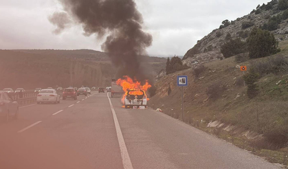 Eskişehir Yolunda Seyir Halindeki Araç Bir Anda Alev Aldı!