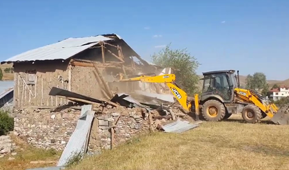 Köyde Bahçesinde Evi Olanlara Kötü Haber! Tek Tek Yıkılacak