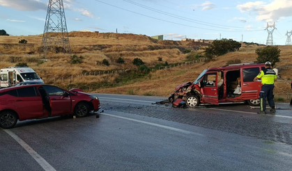 Eskişehir Yolunda Feci Kaza! 2 Otomobil Kafa Kafaya Çarpıştı
