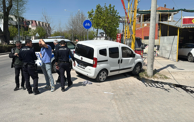 Eskişehir’de Polis Kovalamacası! Direğe Çarpıp Yakalandılar