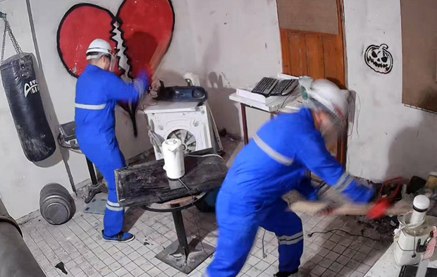 Eskişehir’de Bu Eve Girenler Stresini Kırıp Dökerek Atıyor!