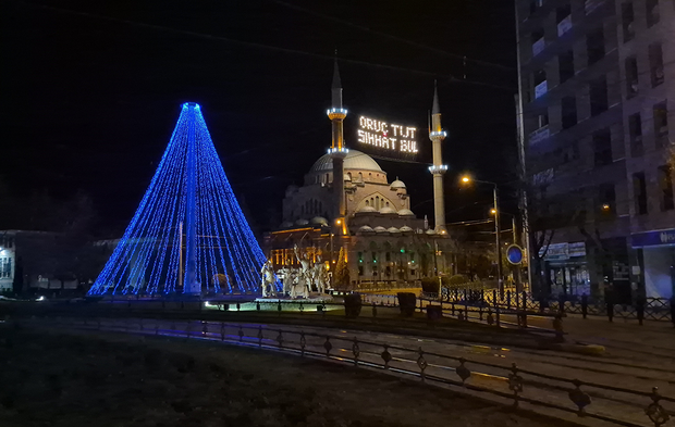 Eskişehir’de Minareler Ramazan İçin Mahyalarla Süslendi!