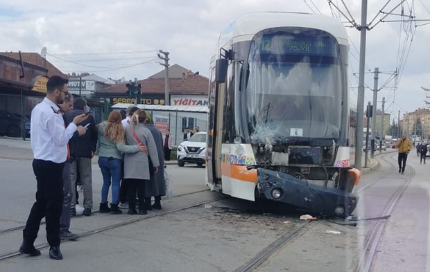 Eskişehir’de Panik Anları! Minibüsle Çarpışan Tramvay Raydan Çıktı