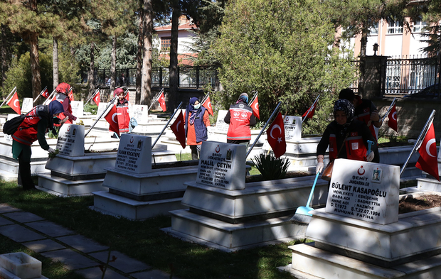 Eskişehir’de Şehit Kabirlerinde Hazırlıklar Tamamlandı!