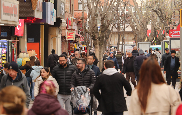 Eskişehir’de Yağışlı Havaya Rağmen Sokaklar Doldu Taştı!