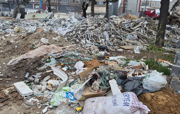 Eskişehir’de Çirkin Görüntü! Boş Alanlar Atıklarla Doldu!