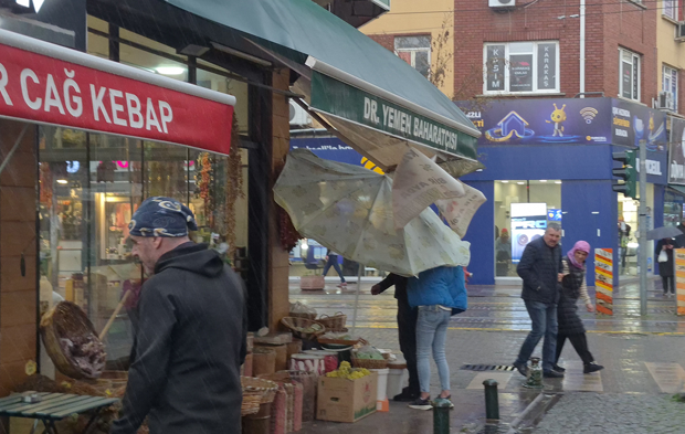 Eskişehir’de Kuvvetli Fırtına Vatandaşlara Zor Anlar Yaşattı