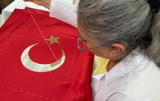 Eskişehir'de Türk Bayrağı Geleneksel Tekniklerle İşleniyor!