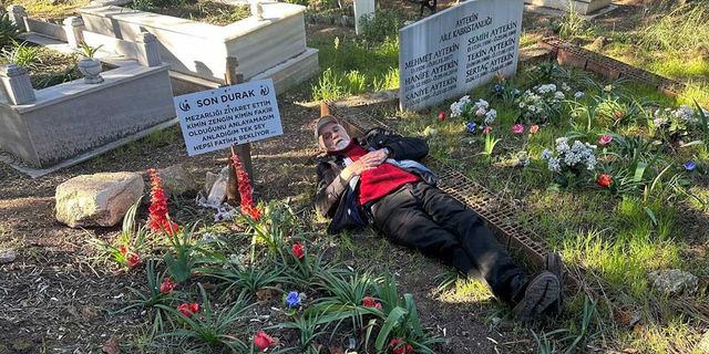 Hayattayken mezarını yaptı, her gün gidip üzerinde yatıyor!