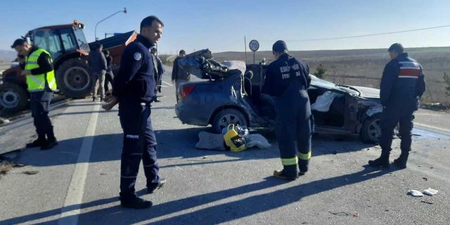 Eskişehir - Konya yolunda feci kaza; Otomobil önüne çıkan traktöre çarptı!