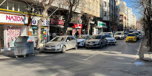 Eskişehir'de trafik problemi büyüyor; İkinci şeride park eden edene!