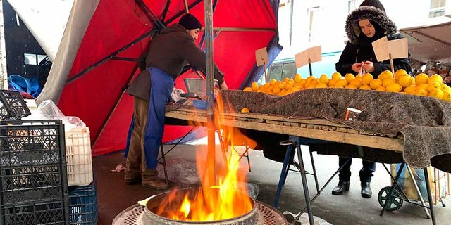 Eskişehir’de pazar esnafı ateş yakarak ısınmaya çalışıyor