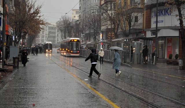 Eskişehir'de ani yağmur vatandaşı hazırlıksız yakaladı!