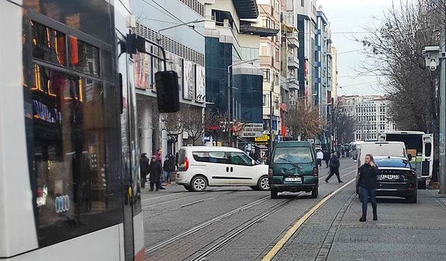 Eskişehir’de tuhaf görüntü; Tramvay yolunu işgal ettiler!