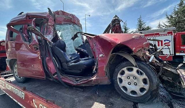Korkunç kaza: Araçları tırın altına giren evli çift hayatını kaybetti!