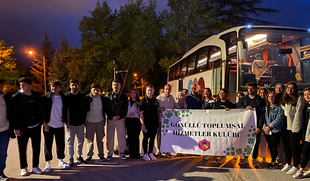 Eskişehir'de Anadolu Üniversitesi öğrencileri deprem bölgesinde kütüphane kuruyor!