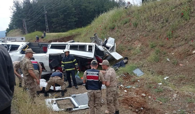 Korkunç kaza: Beton mikseri yolcu minibüsünü biçti, 8 ölü 11 yaralı!