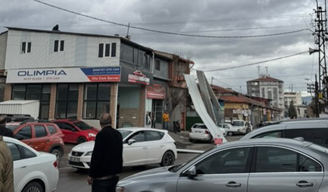 Eskişehir'de Fırtınadan Dükkanın Çatısı Uçtu: Trafik Durma Noktasına Geldi