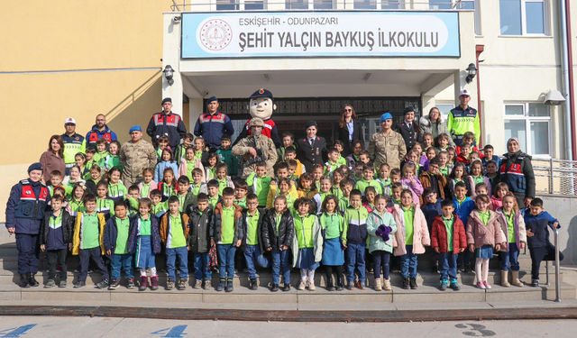 Eskişehir Jandarma'sından Çocuk Hakları Günü'nde Okul Ziyareti