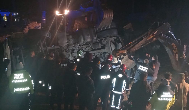 Malatya'da Trafik Polisleri Tırın Altında Kaldı