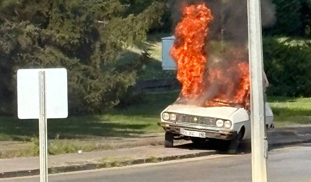 Meclis’in Önünde Beyaz Toroslu Eylem! Aracını Ateşe Verdi