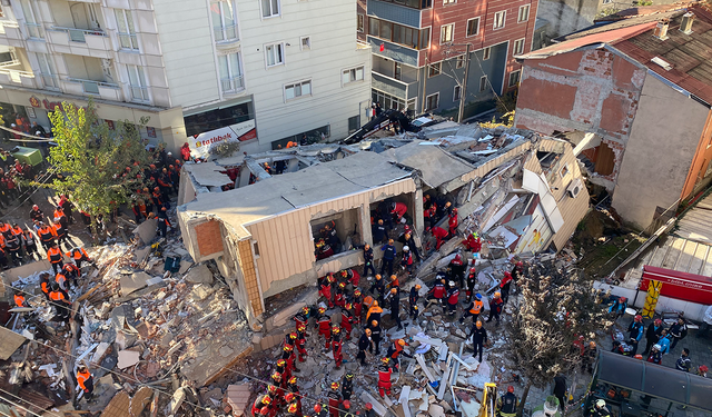 Çöken Binada Umutlu Bekleyiş! Aileye Ulaşılmaya Çalışılıyor