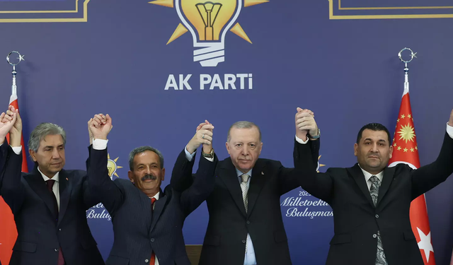 7 Belediye Başkanı AK Partiye Geçti! Cumhurbaşkanı Erdoğan Rozetlerini Taktı